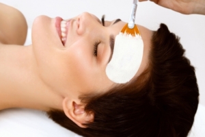 Kosmetyki naturalne Clover dla salonów kosmetycznych i salonów masaży - masaż skóry twarzy u kobiety